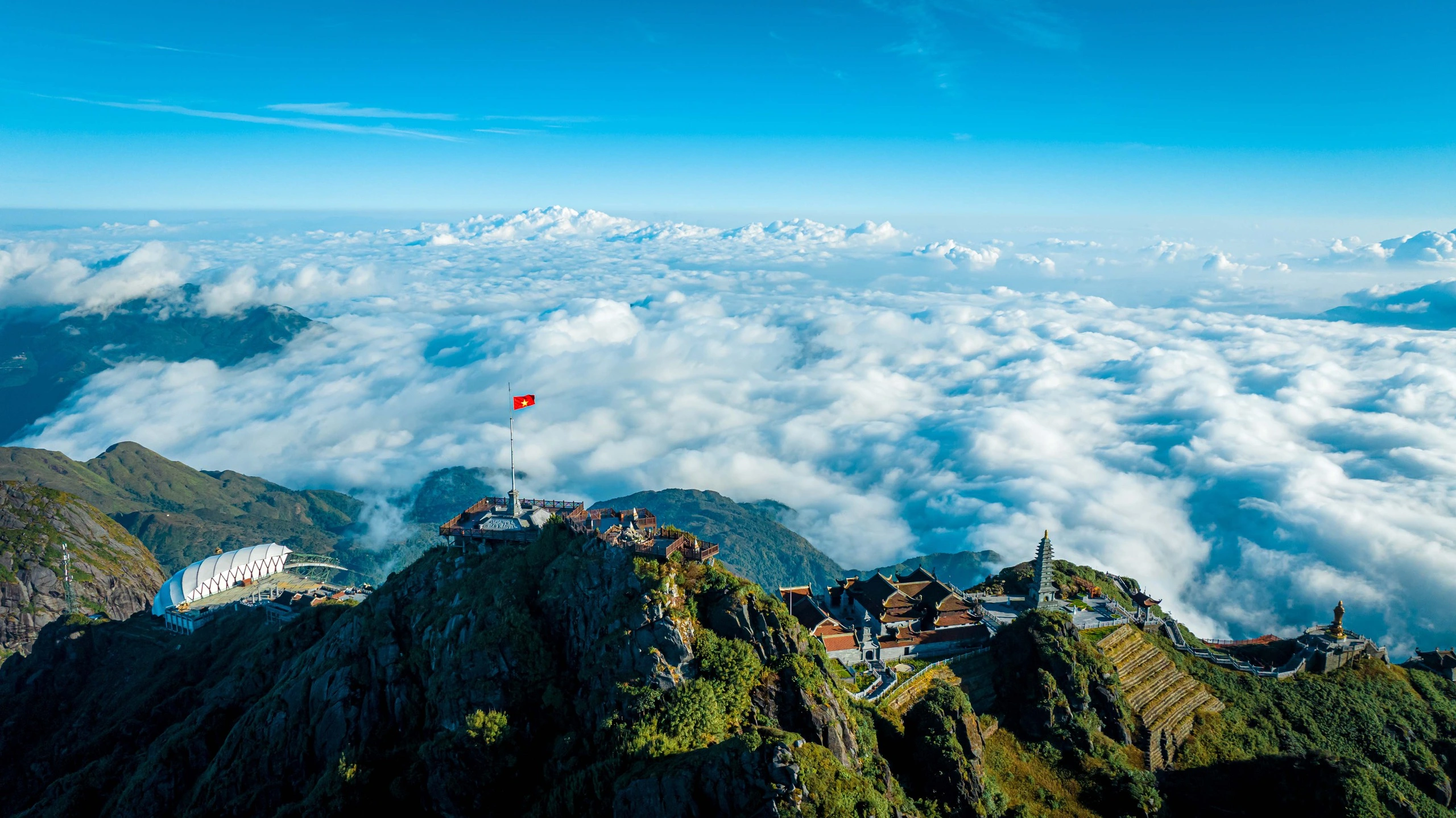 Toàn cảnh Fansipan trên mây