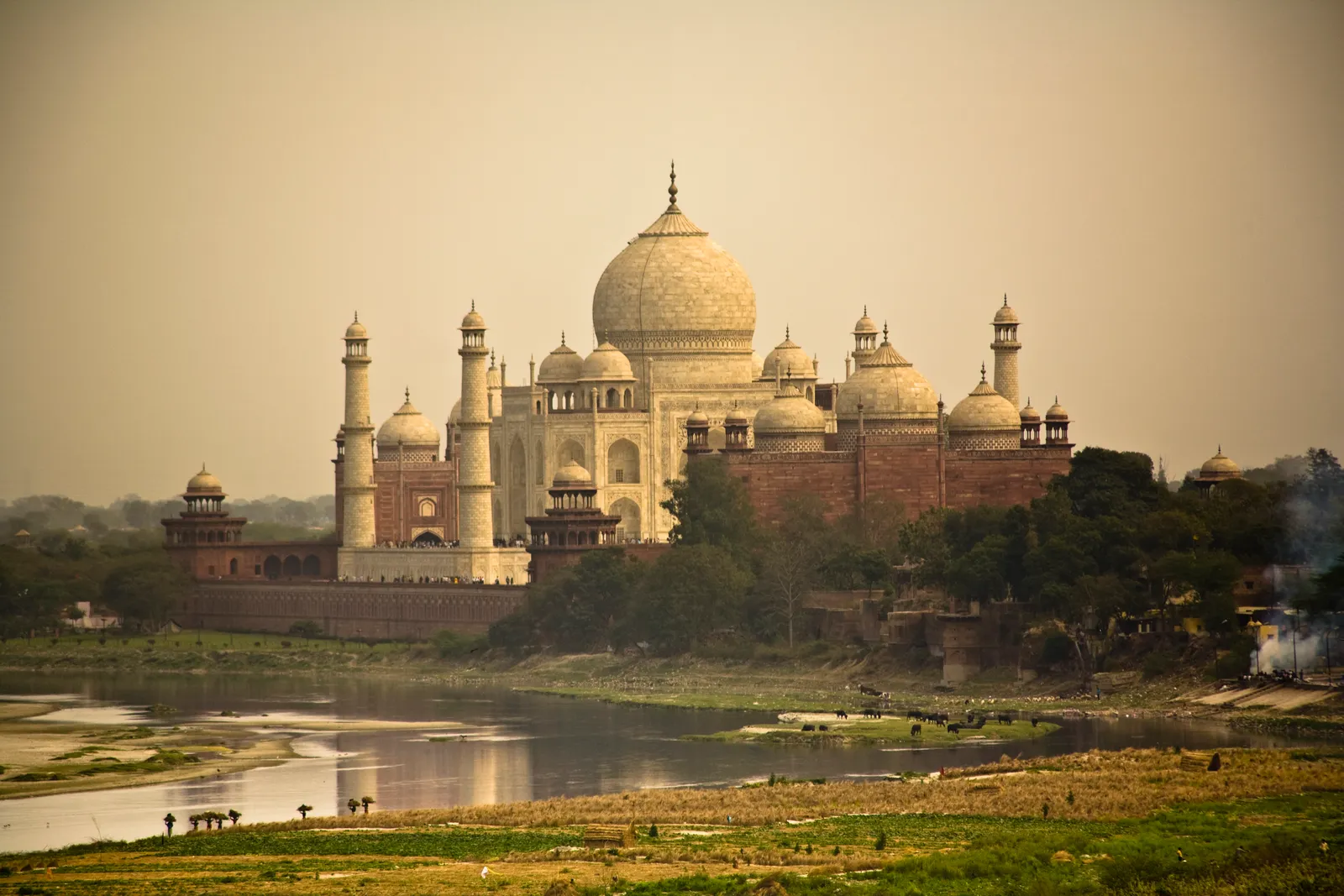 Khung cảnh đền Taj Mahal bên bờ sông Yamuna
