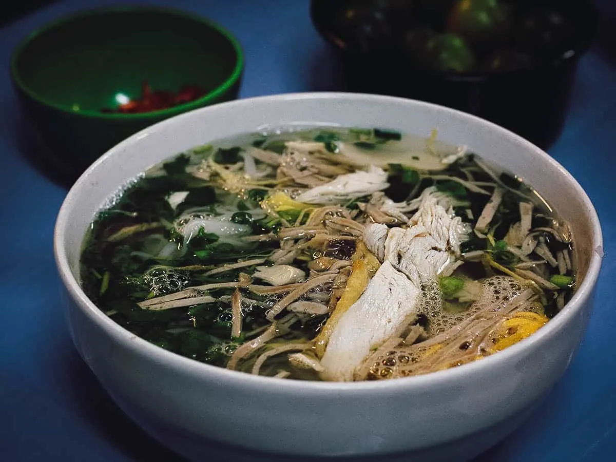 Bát bún thang Hà Nội tinh tế với các nguyên liệu thái sợi chỉ