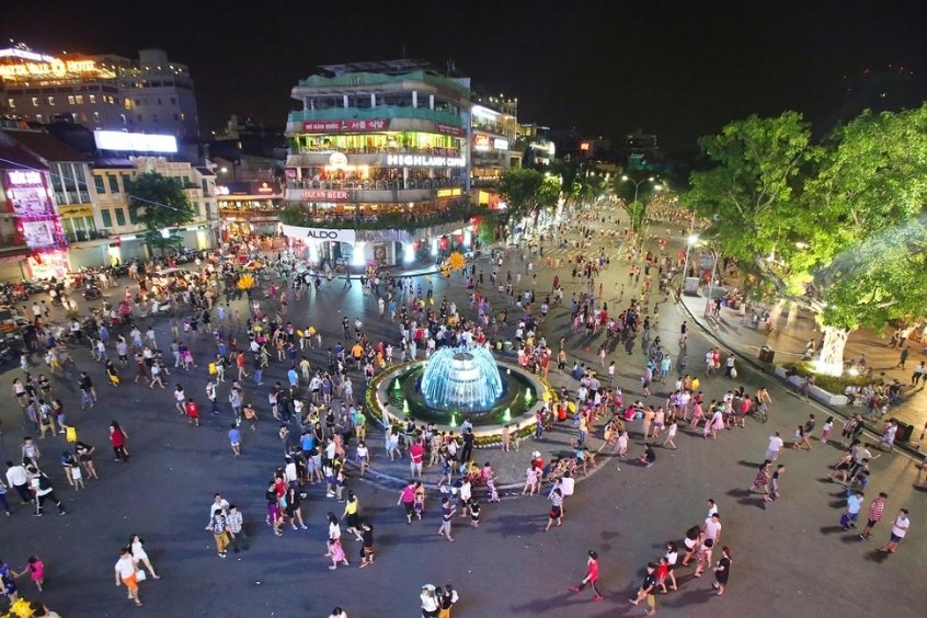 Không gian phố đi bộ quanh Hồ Hoàn Kiếm vào thời điểm đông khách