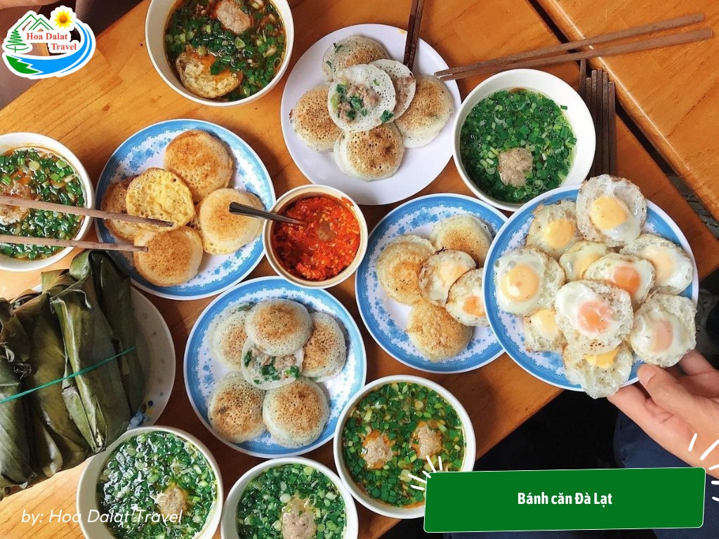 Bánh căn Đà Lạt vừa nướng trên khuôn đất nung truyền thống