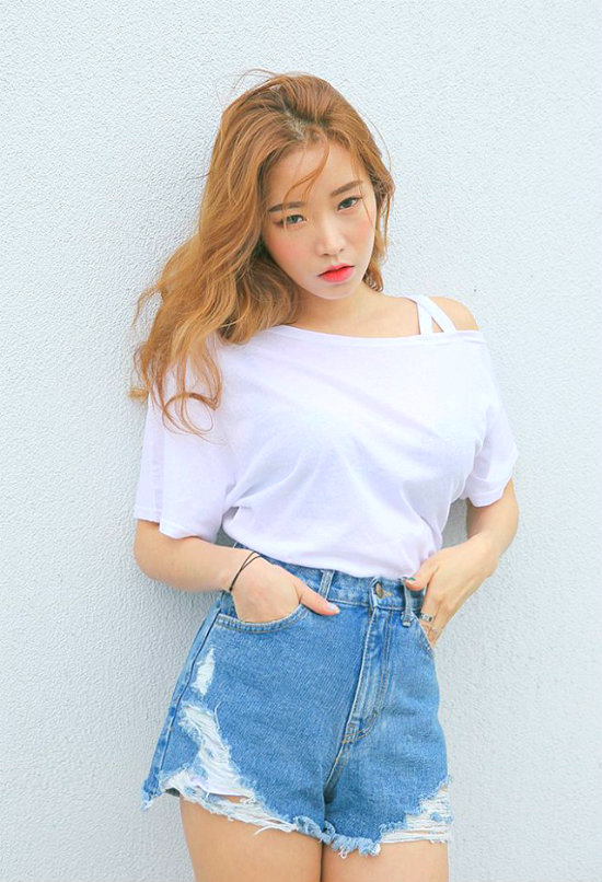 Áo thun oversize phối cùng bikini và quần short cá tính