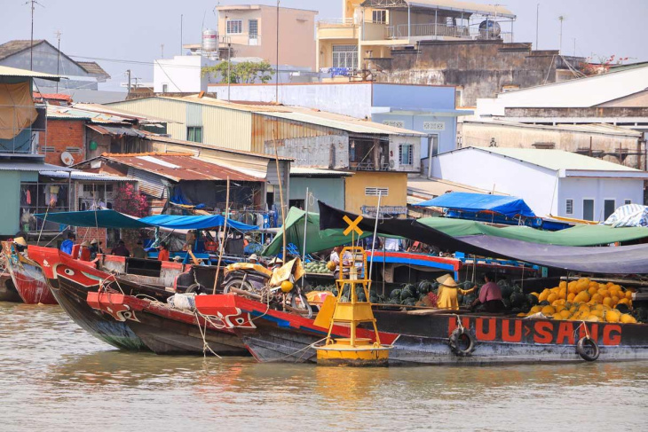 Khung cảnh tấp nập của ghe thuyền trên chợ nổi Cái Bè lúc bình minh