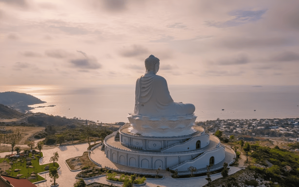 Tượng Phật trên chùa Ông Núi