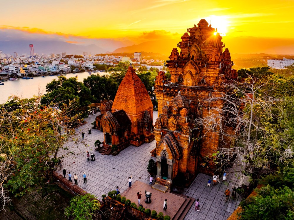 Nha Trang với sóng biển và bầu trời trong, phù hợp trải nghiệm du lịch chậm