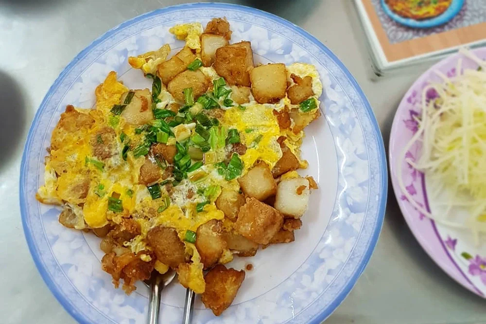 Bột chiên là một món ăn vặt hấp dẫn và phổ biến tại các khu phố ẩm thực ở TP.HCM
