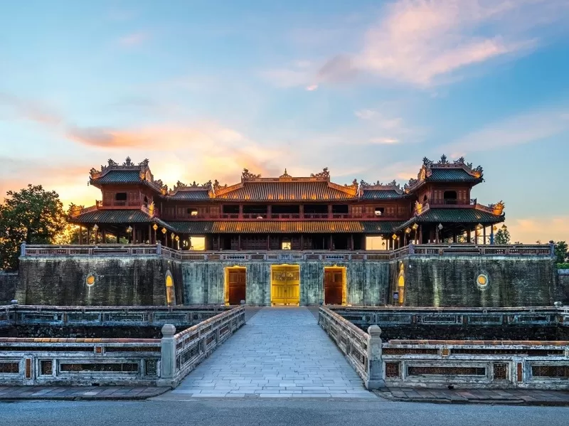 Cố đô Huế thơ mộng với Đại Nội và sông Hương