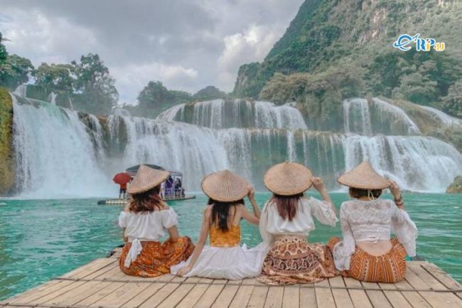 Thuyền bè mảng đưa du khách tiếp cận cận cảnh chân thác nước tung bọt trắng xóa