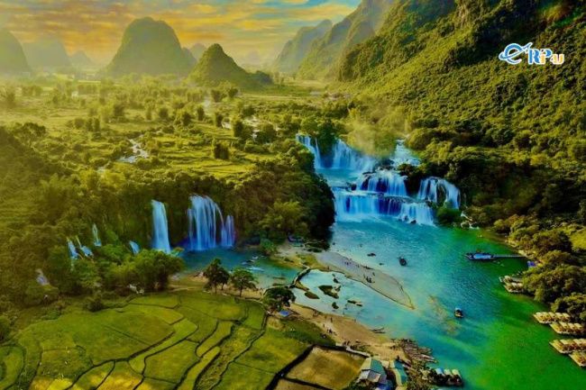 Dòng thác phụ nhiều tầng tuôn chảy giữa thảm thực vật karst tại Bản Giốc