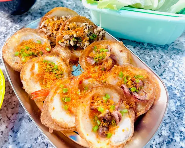 Bánh khọt là món ngon Vũng Tàu với nhân hải sản giòn rụm đậm vị biển.