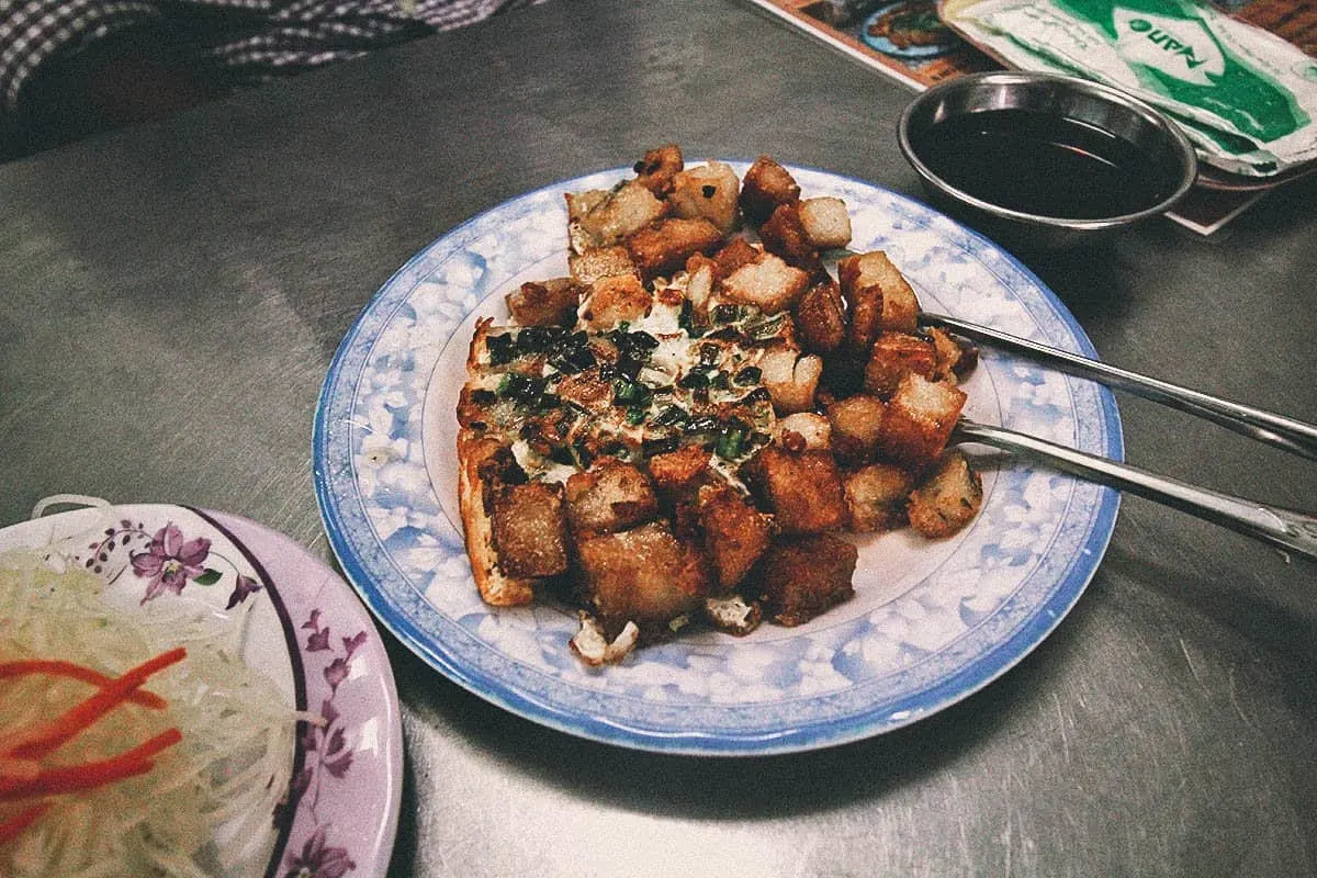Chảo bột chiên trứng sôi xèo xèo hấp dẫn