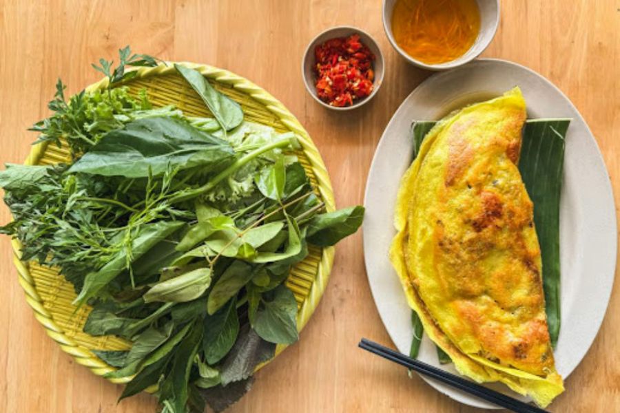 Chiếc bánh xèo vàng ươm mỏng giòn với nhân tôm thịt