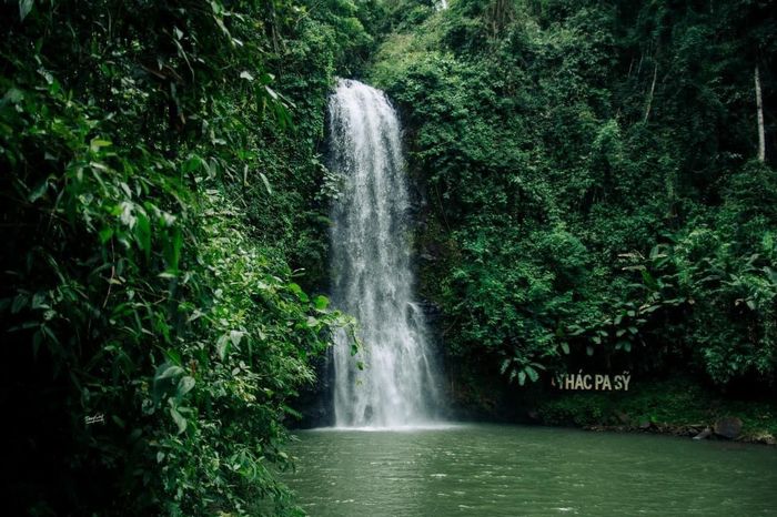 Thác Pa Sỹ đổ xuống từ vách đá giữa rừng nguyên sinh Măng Đen hùng vĩ