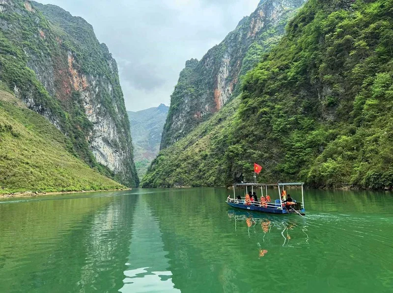 Sông Nho Quế xanh ngọc chảy giữa hai vách đá tai mèo dựng đứng tại Mã Pí Lèng