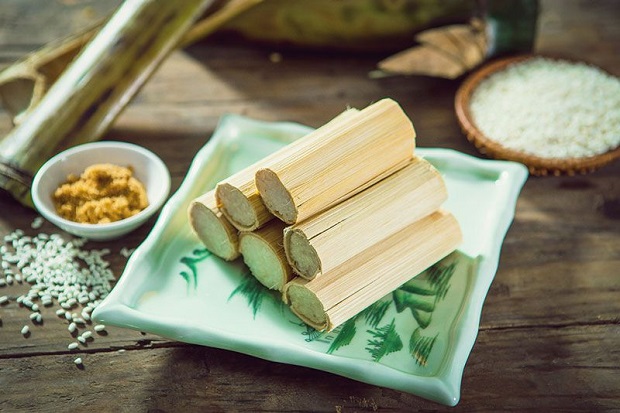Những ống cơm lam Bắc Mê dẻo thơm đang nướng trên bếp than hồng