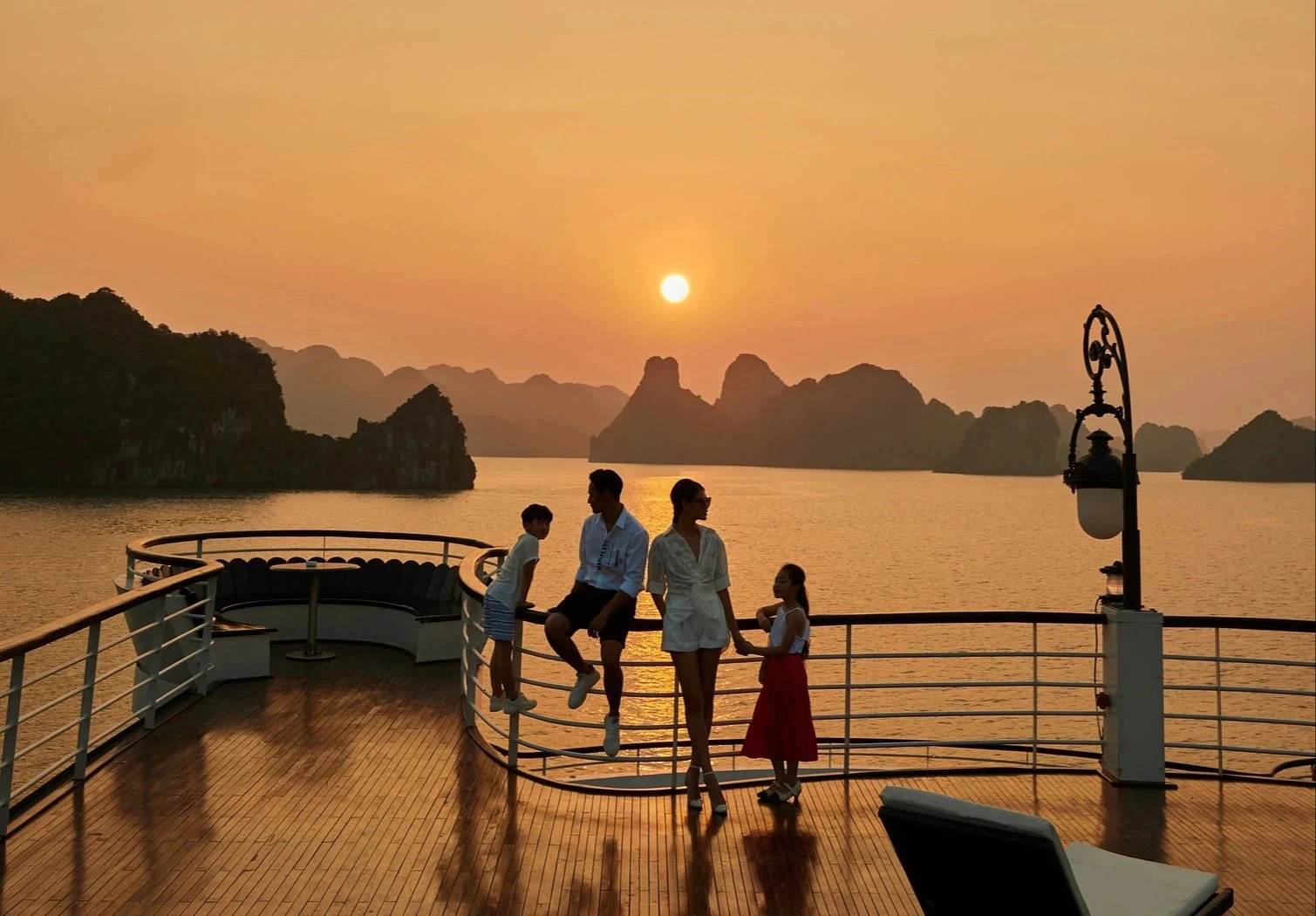 Cảnh biển đảo Cát Bà, điểm nghỉ hè phù hợp với gia đình thích không gian xanh