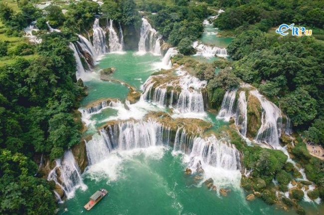 Sắc nước trong xanh hòa cùng không gian núi rừng mùa khô tại Cao Bằng