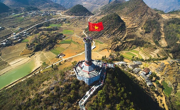 Cột cờ Lũng Cú sừng sững trên đỉnh núi rồng