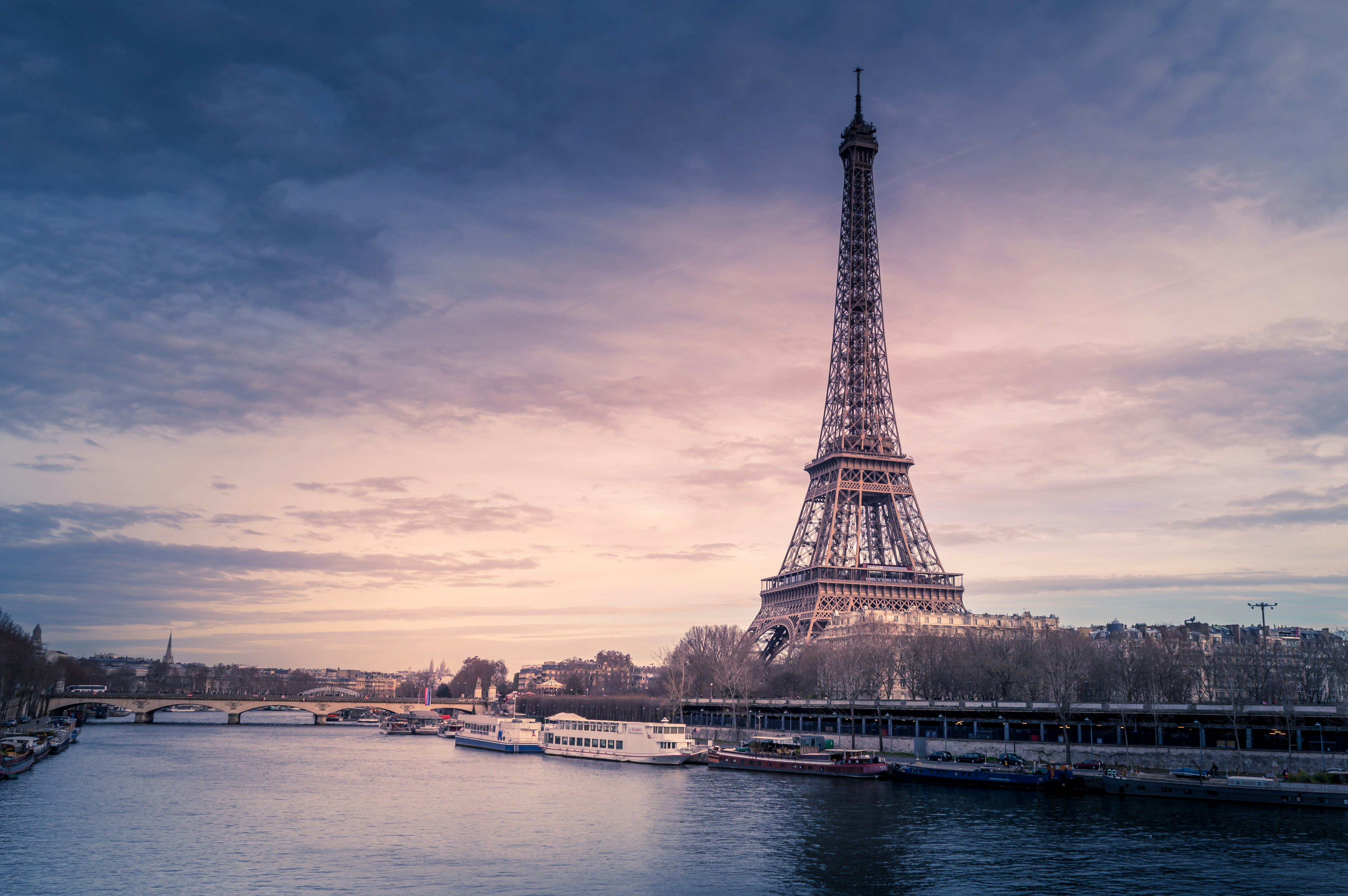 Paris là điểm mở đầu quen thuộc khi du lịch Pháp