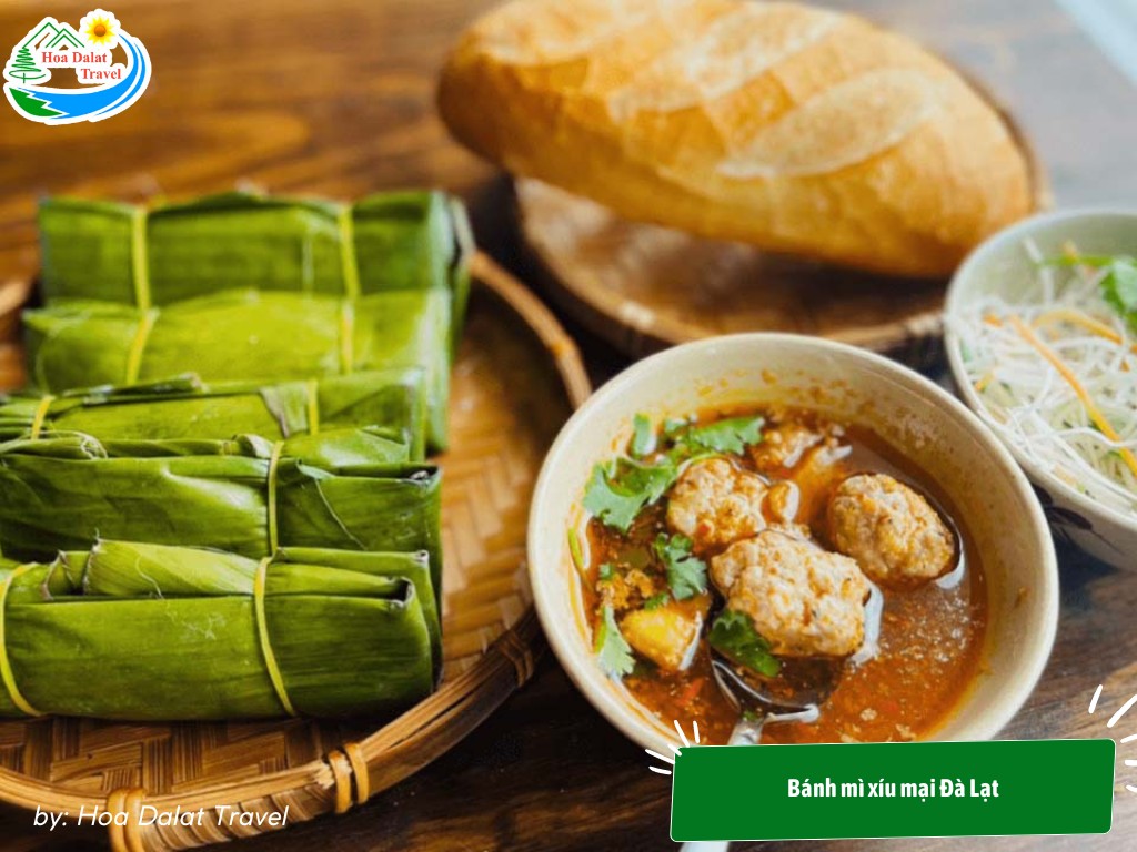 Xíu mại và nước dùng nóng ăn cùng bánh mì tại Đà Lạt bốc khói trong sương