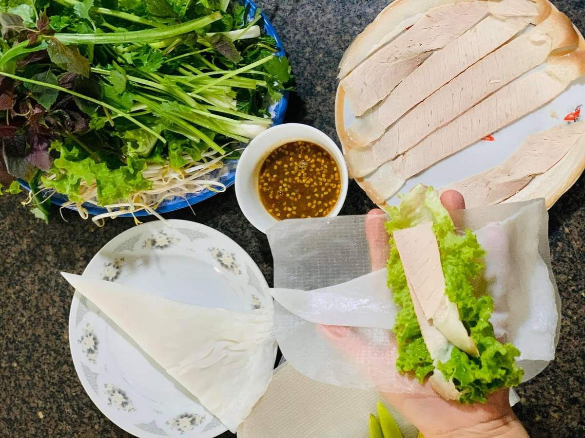 Bánh tráng cuốn thịt heo hai đầu da độc đáo