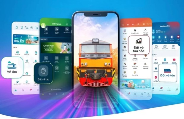 Đoàn tàu hỏa di chuyển qua các cung đường đèo ven biển trên hành trình về ga Đà Nẵng