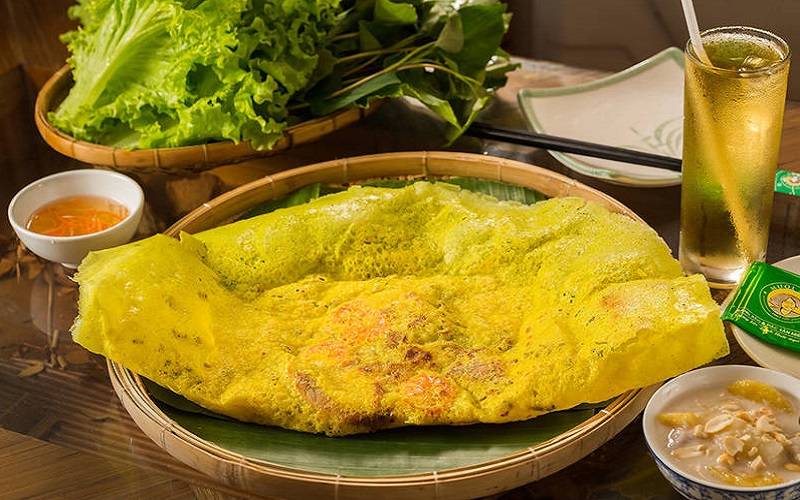 Bánh xèo mỏng giòn với nhân tôm thịt