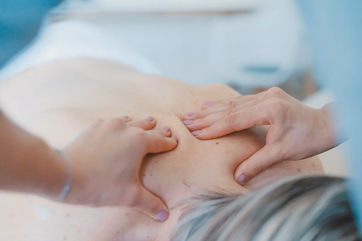 Không gian spa trị liệu yên tĩnh với giường massage và khăn trắng