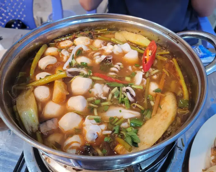 Lẩu hải sản với topping tươi mới được đánh bắt từ biển đã trở thành món ngon Vũng Tàu nổi tiếng gần xa.