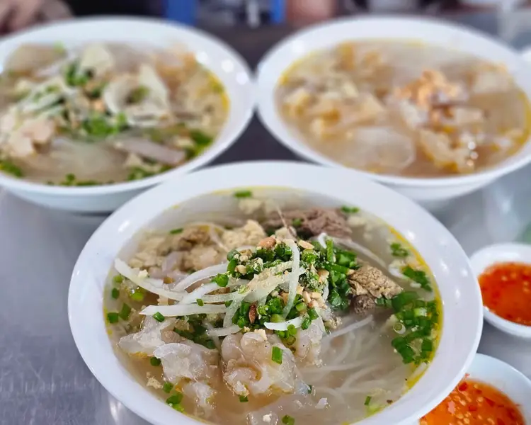 Bún sứa là món ngon Vũng Tàu có những miếng sứa giòn dai sần sật.