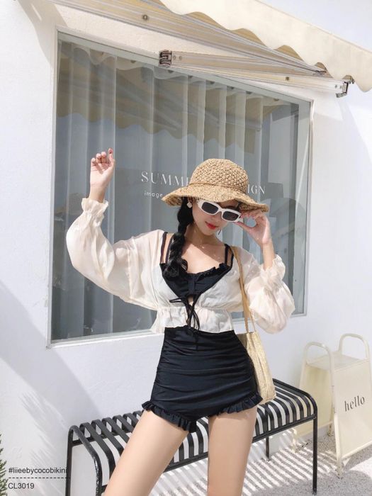 Người mẫu mặc bikini trong bối cảnh biển