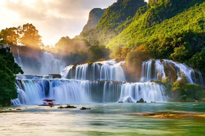 Cung đường đèo dốc uốn lượn ngoạn mục trên đường đến Thác Bản Giốc