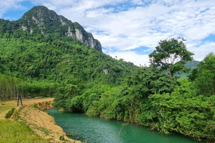 Du khách tận hưởng dòng nước xanh ngát giữa không gian yên bình