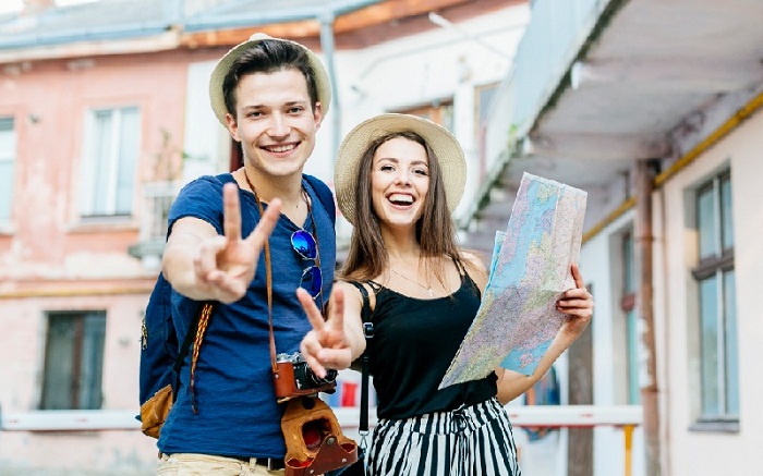 Du khách chuẩn bị hành lý và giấy tờ