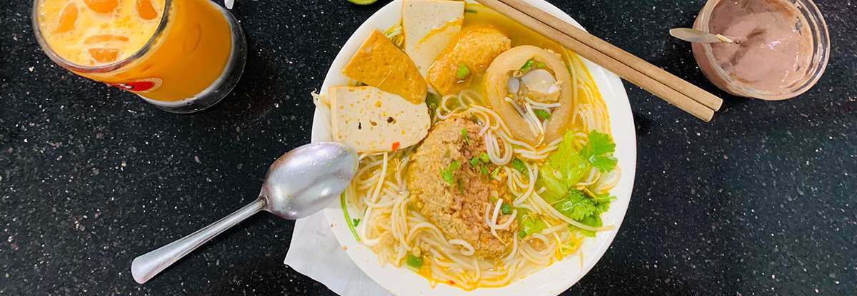 Tô bún riêu giò đậm chất Pleiku là lựa chọn nạp năng lượng hoàn hảo trước khi bước vào hành trình tiêu hao nhiều thể lực
