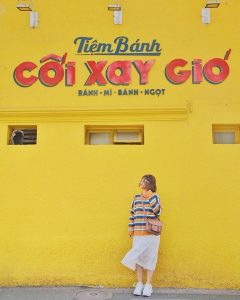 Góc phố nhỏ với tiệm bánh mì nổi tiếng tại trung tâm thành phố