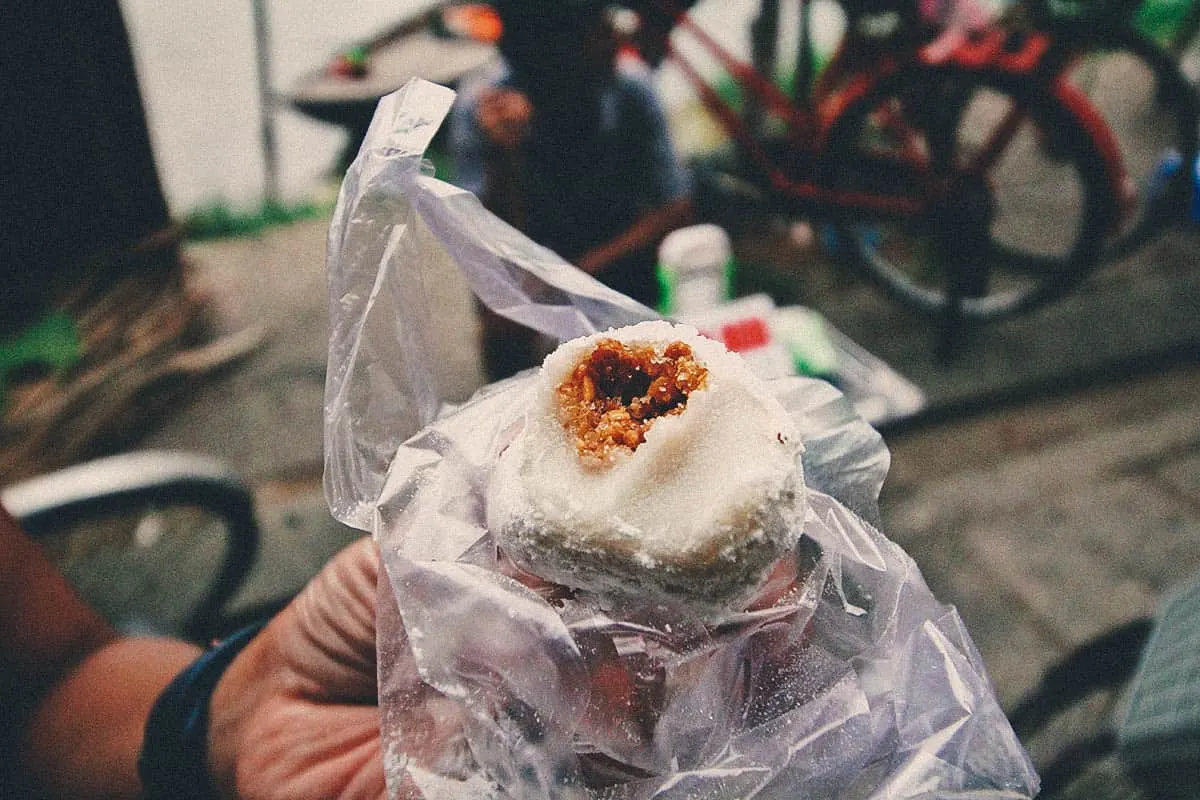 Những chiếc bánh xoài dẻo bùi phủ bột nếp trắng muốt tại Hội An