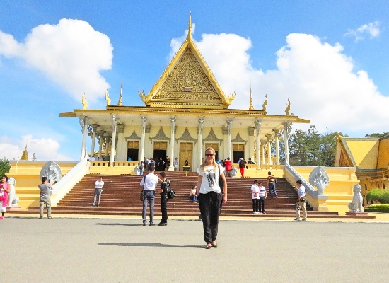 Phụ kiện chống nắng và giày thể thao cần thiết khi du lịch Campuchia