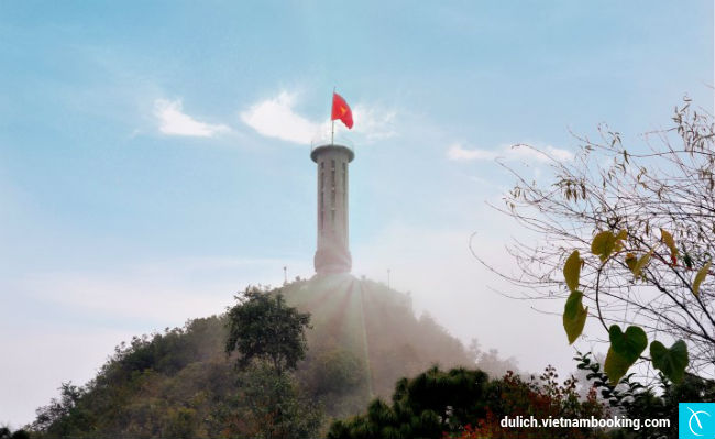 Lá cờ Tổ quốc tung bay kiêu hãnh trên đỉnh núi Rồng