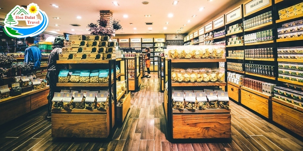 Cửa hàng L'angfarm Đà Lạt với trà mứt và trái cây sấy đóng gói