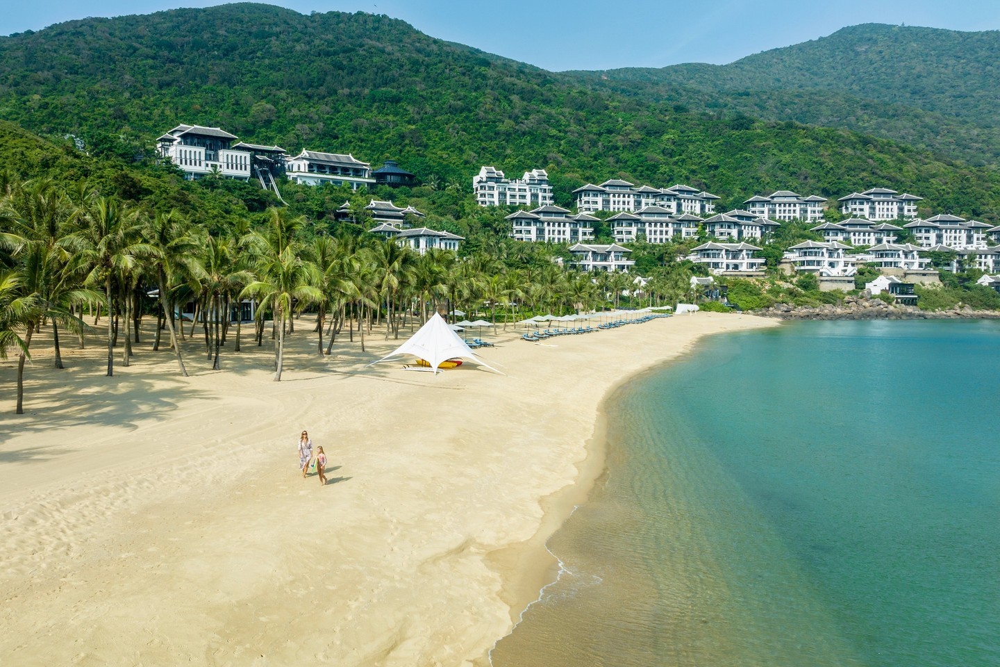 Bể bơi vô cực hướng thẳng ra đại dương bao la tại InterContinental
