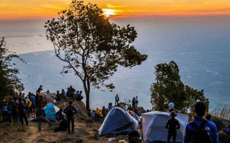 Trekking và cắm trại trên đỉnh núi