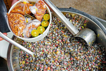 Thực khách kiên nhẫn lể từng con ốc ruốc tí hon tại miền Trung