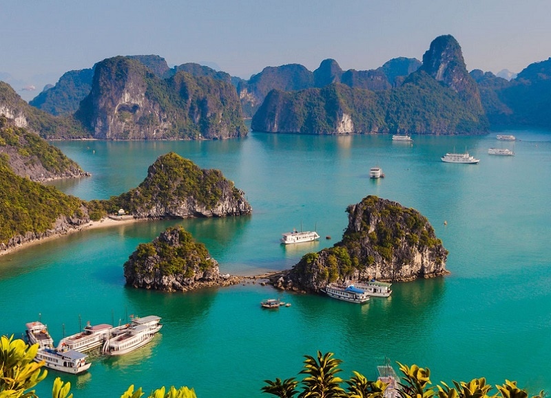 Vẻ đẹp của vịnh Hạ Long với núi đá vôi trên mặt nước