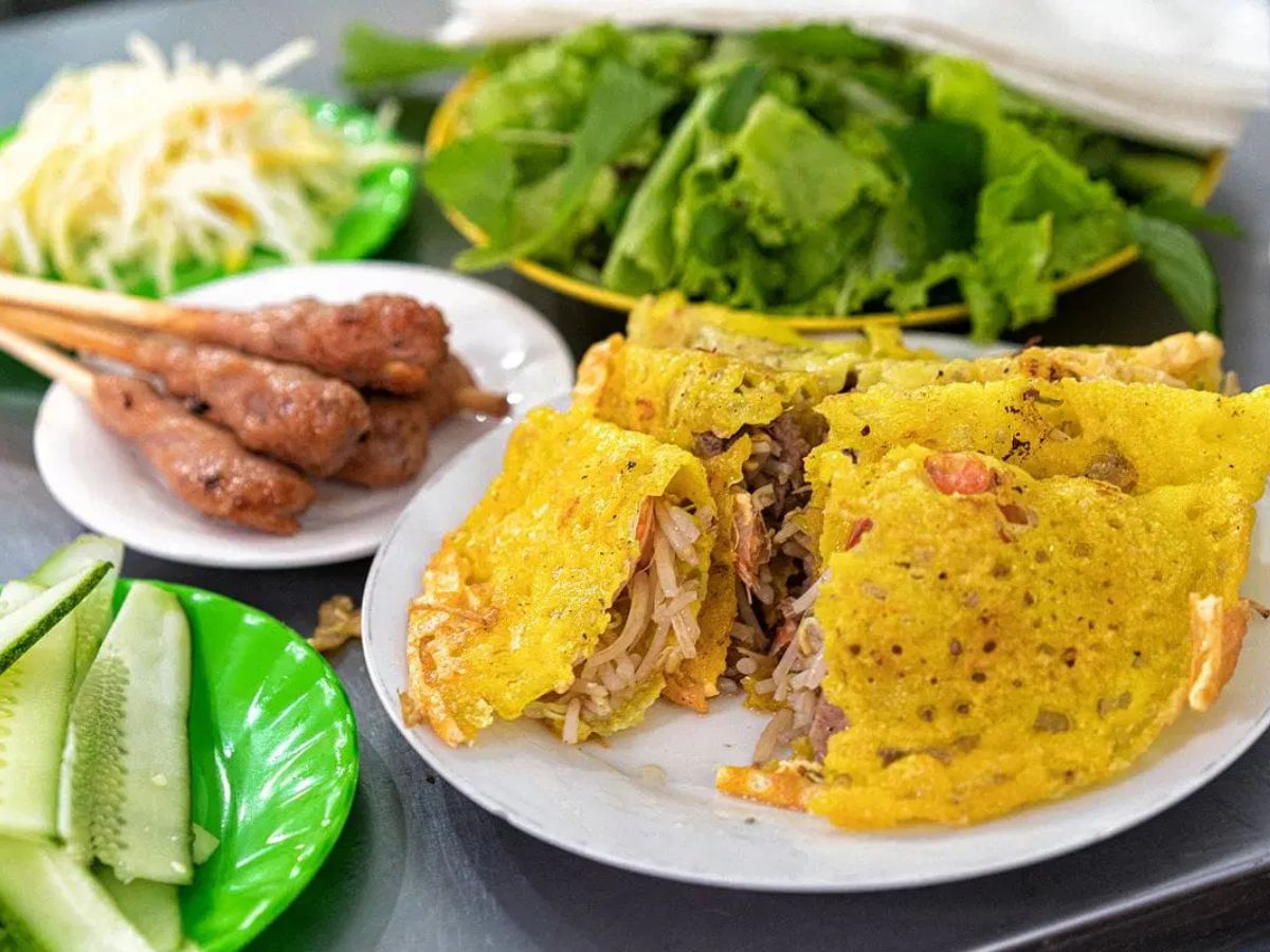 Bánh xèo giòn rụm ăn kèm nem lụi thơm lừng