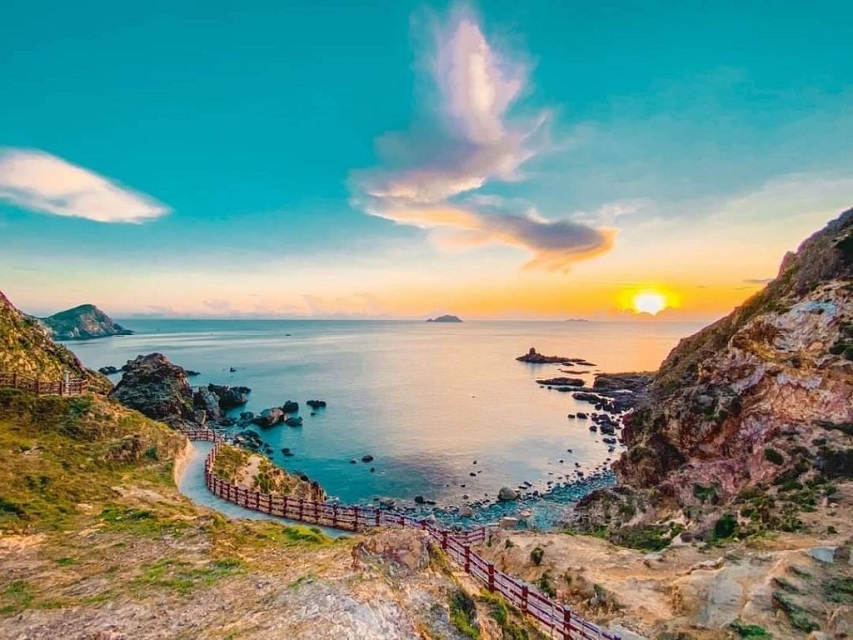 Eo Gió Bình Định với vách đá dựng đứng và làn sóng mạnh đập vào bờ