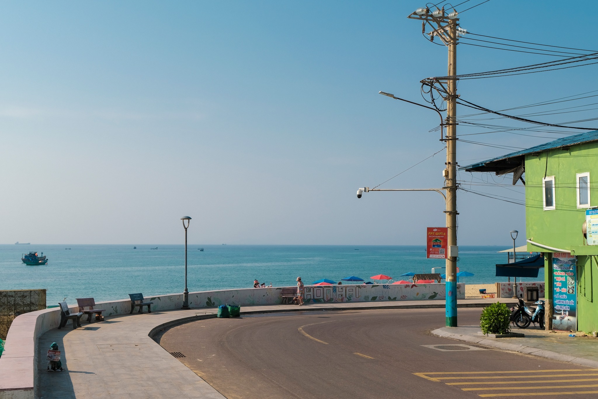 Kem chống nắng là vật dụng quan trọng nhất khi đi biển mùa hè