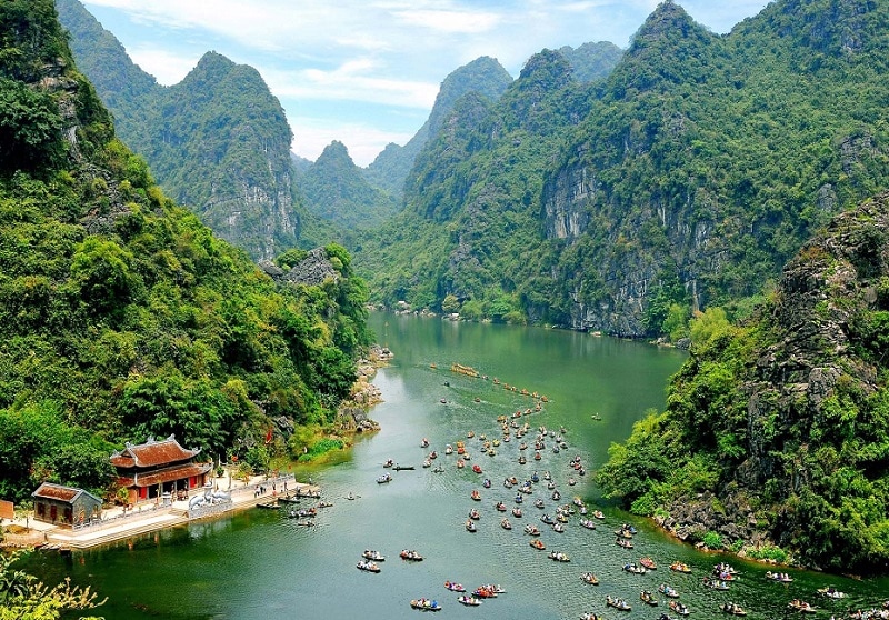 Vẻ đẹp của Tràng An với núi đá và dòng nước len qua thung lũng