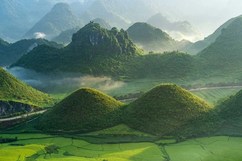 Núi đôi Quản Bạ nhìn từ đèo Cổng Trời với hình dạng đặc trưng giữa thung lũng xanh