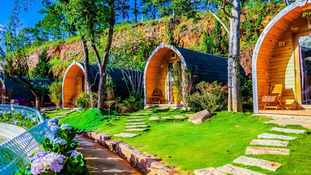 Trải nghiệm hái dâu tây ngay trong khuôn viên lưu trú tại Berry Valley homestay